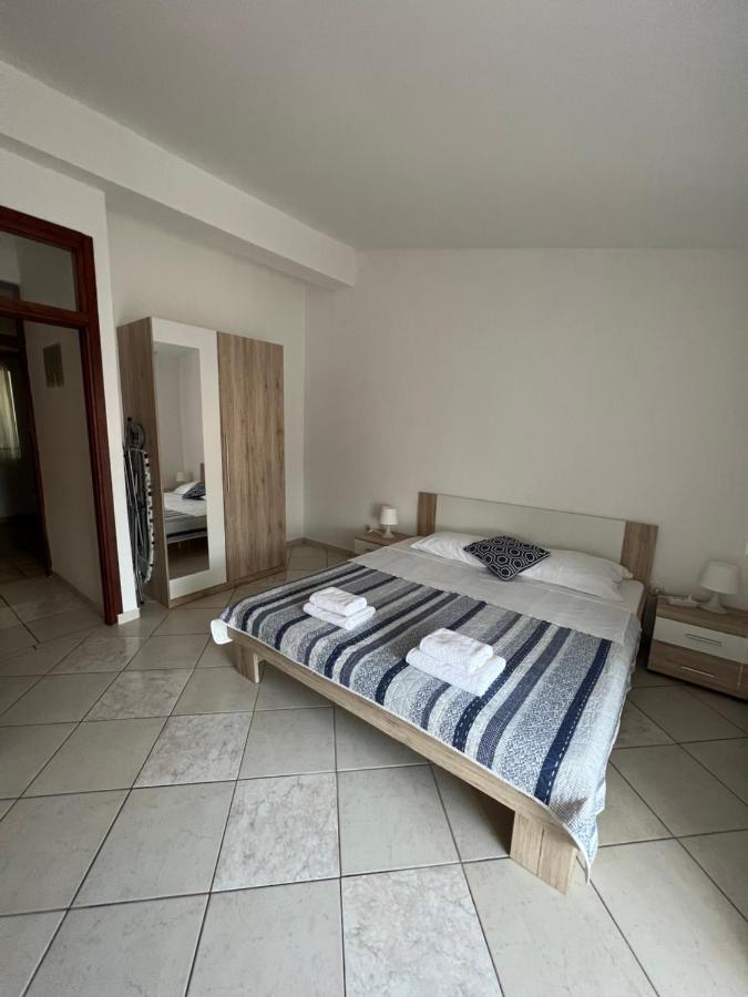 Apartments Kulic Tisno Esterno foto