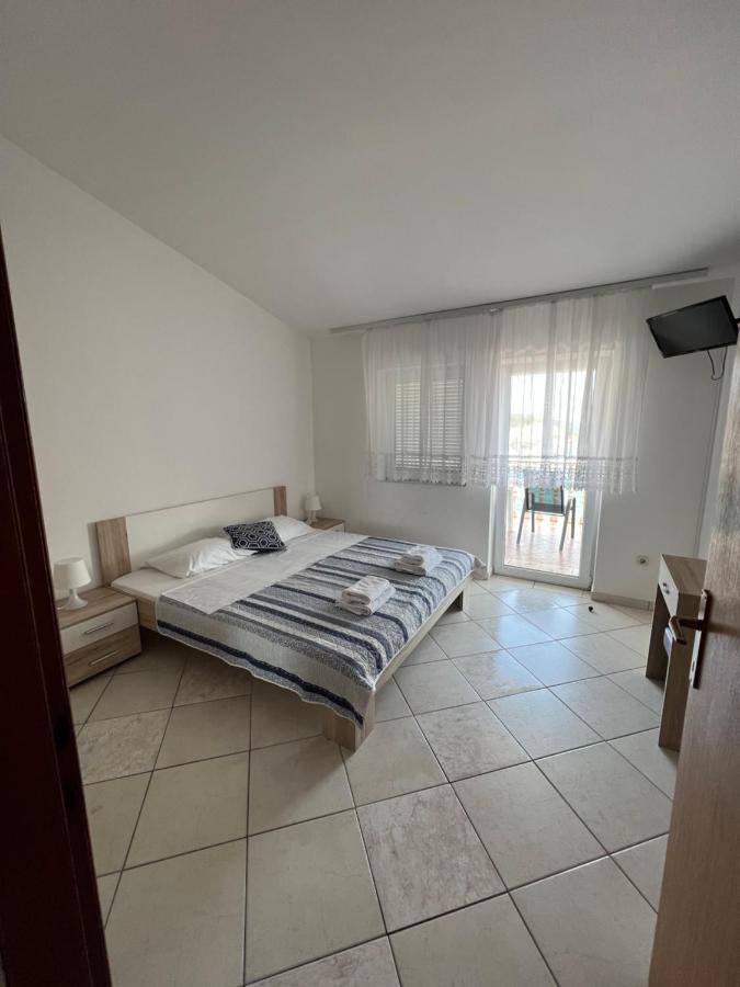 Apartments Kulic Tisno Esterno foto