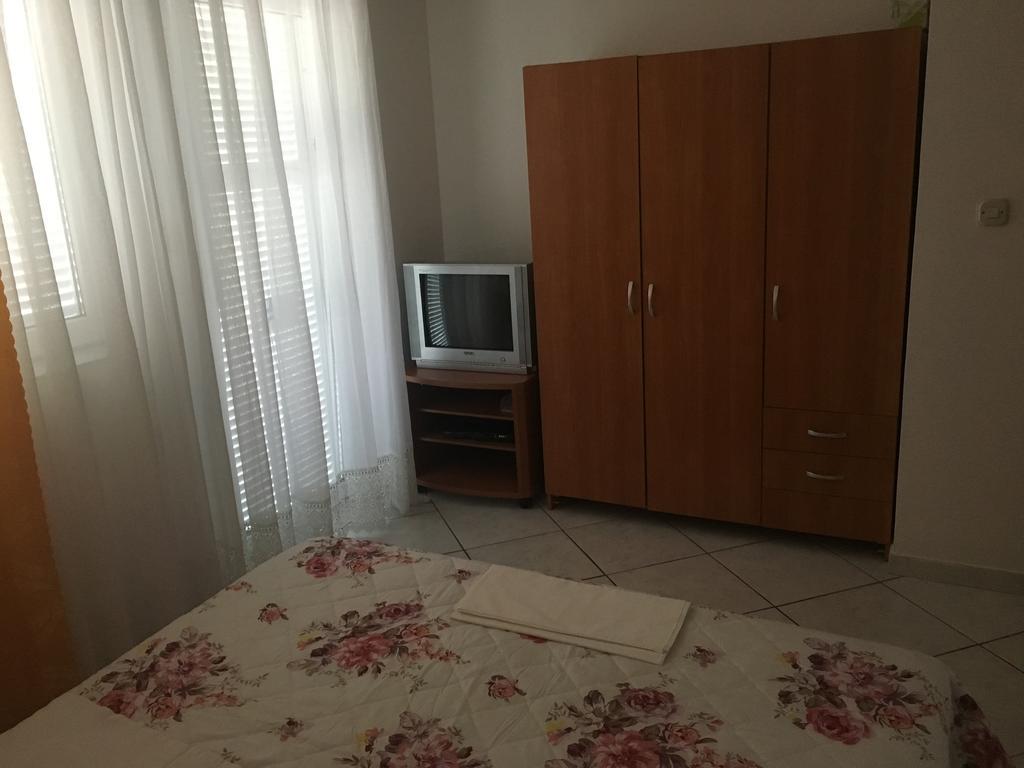 Apartments Kulic Tisno Esterno foto