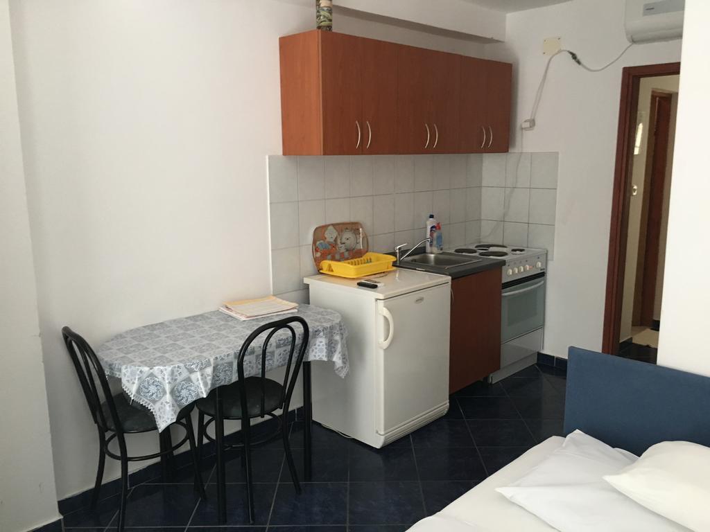 Apartments Kulic Tisno Esterno foto